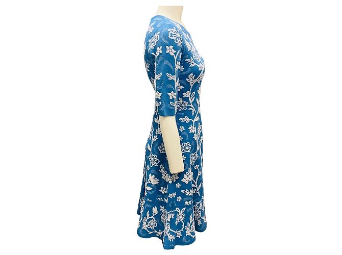 Blau / Weißes Blumen Stretch-Strick Kleid von Lela Rose - Ansicht 2