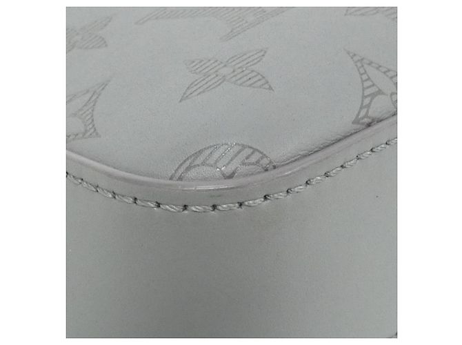 Bolso de Mensajero Duo Monogram Shadow de Louis Vuitton Gris - vista 3