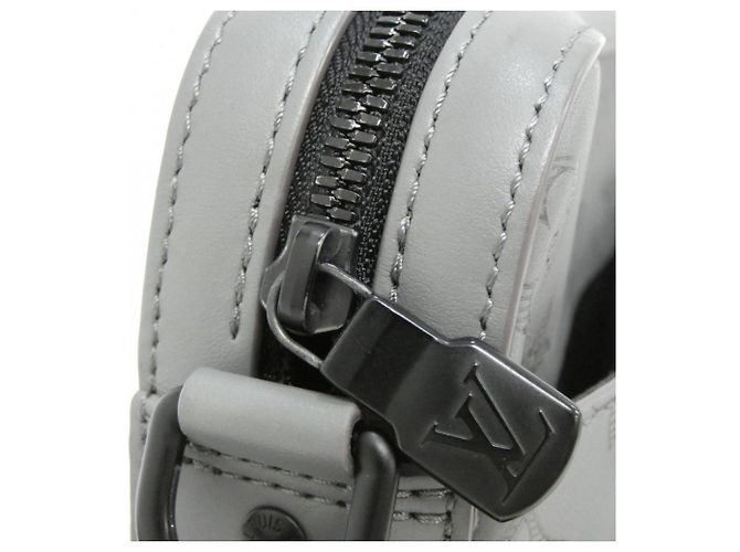 Bolso de Mensajero Duo Monogram Shadow de Louis Vuitton Gris - vista 4