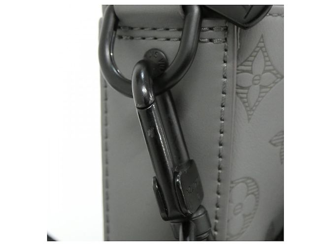 Bolso de Mensajero Duo Monogram Shadow de Louis Vuitton Gris - vista 7