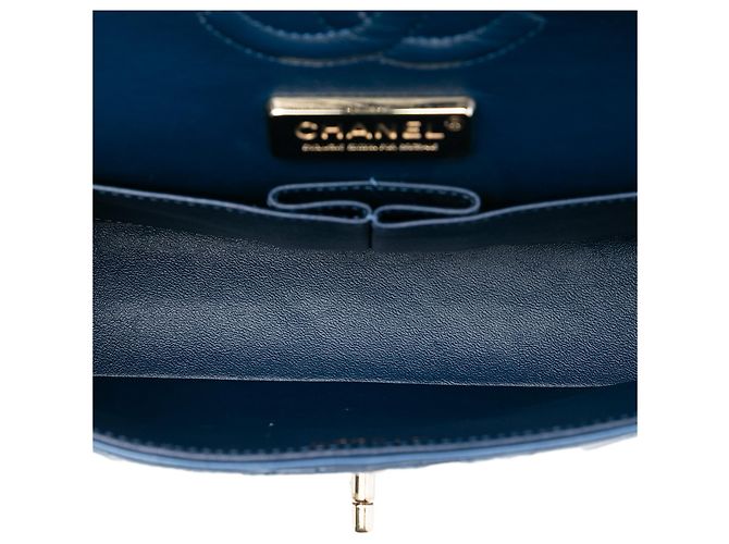 Chanel Azul Medio Clásico en Piel de Ternera Glaseada Camelia Doble Solapa Azul oscuro - vista 4