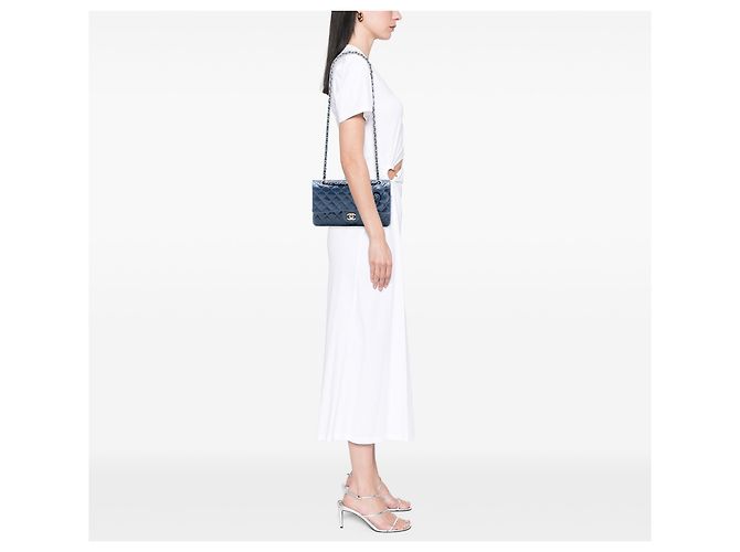 Chanel Azul Medio Clásico en Piel de Ternera Glaseada Camelia Doble Solapa Azul oscuro - vista 7