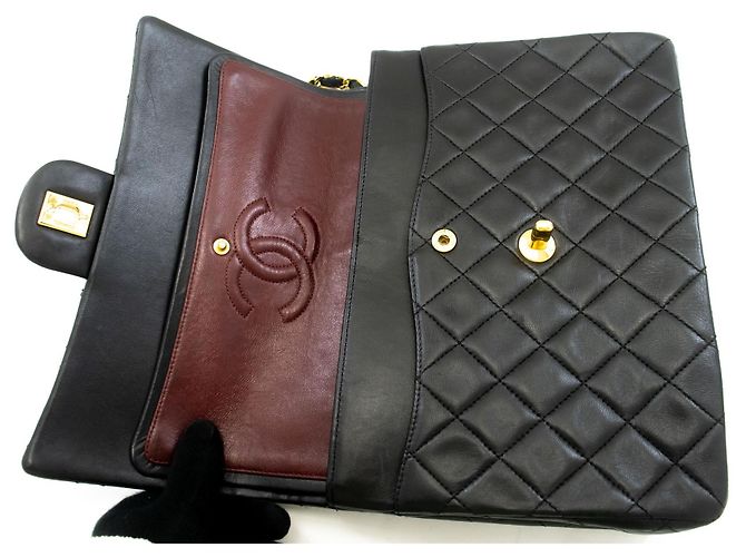 CHANEL Bolsa de Ombro Clássica com Dupla Aba em Couro de Cordeiro Preto - vista 11