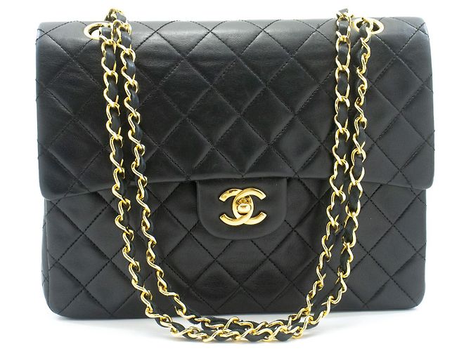 CHANEL Bolsa de Ombro Clássica com Dupla Aba em Couro de Cordeiro Preto - vista 2