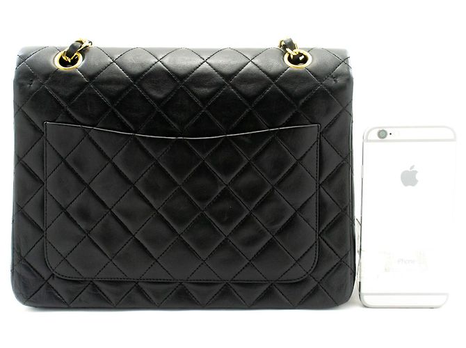 CHANEL Bolsa de Ombro Clássica com Dupla Aba em Couro de Cordeiro Preto - vista 3
