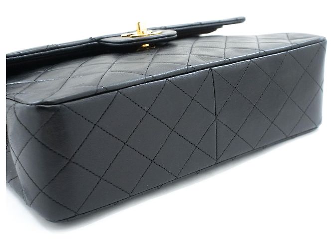 CHANEL Bolsa de Ombro Clássica com Dupla Aba em Couro de Cordeiro Preto - vista 4