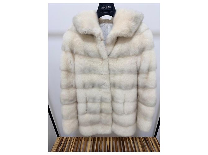 Autre Marque Weiße Nerzjacke mit Kapuze - Ansicht 9