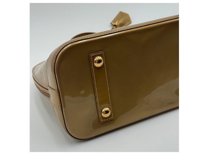Louis Vuitton Alma PM in Pelle Verniciata Oro D'oro - vista 3