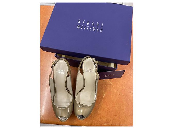 Beige Lackleder Peeptoe Slingback-Absätze von Stuart Weitzman - Ansicht 2