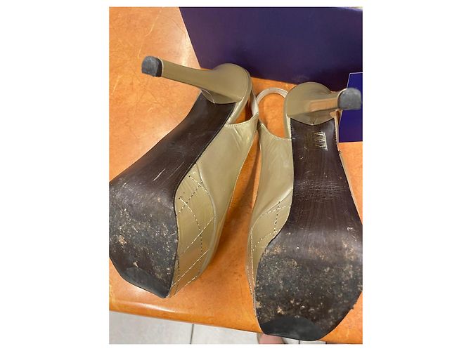 Beige Lackleder Peeptoe Slingback-Absätze von Stuart Weitzman - Ansicht 3