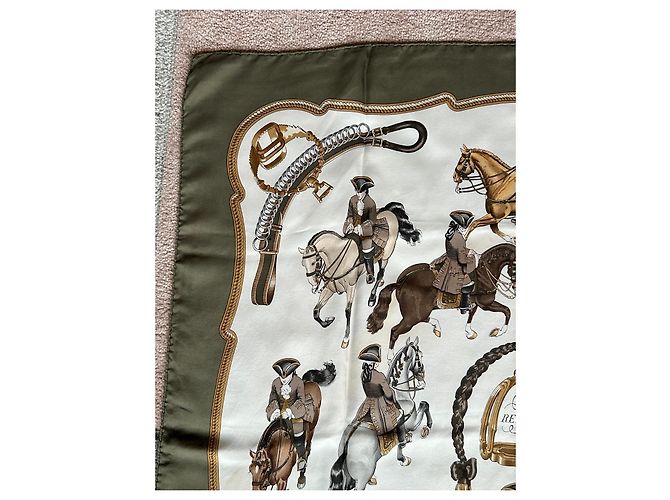 Hermès Seidenschal Reprise Braun Weiß Gold hardware - Ansicht 3
