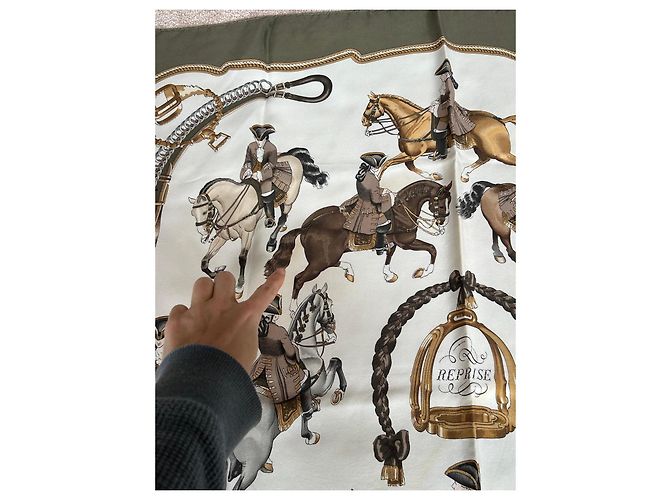 Hermès Seidenschal Reprise Braun Weiß Gold hardware - Ansicht 9