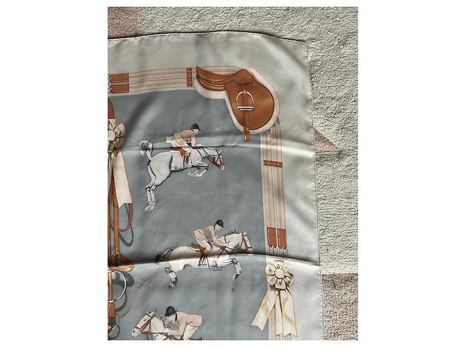 Hermès Seidenschal Jumping Braun Beige Weiß - Ansicht 3