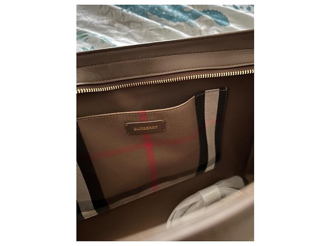 Bolsa de mão Burberry Banwell em couro bege - vista 11