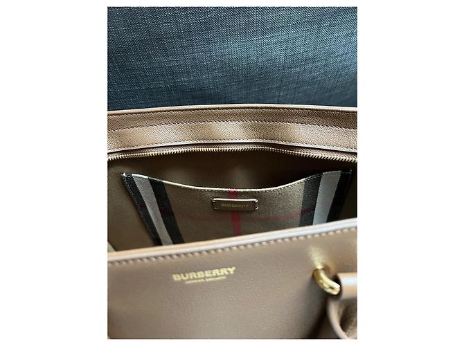 Bolsa de mão Burberry Banwell em couro bege - vista 3