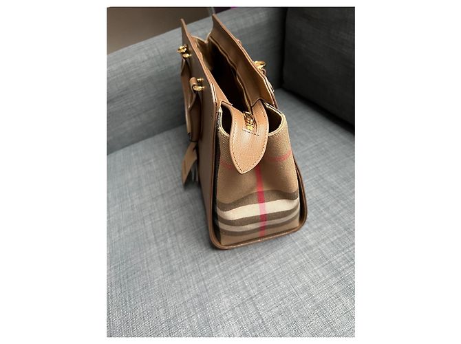 Bolsa de mão Burberry Banwell em couro bege - vista 4