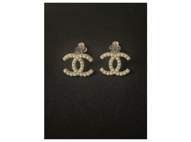 Chanel CC Perlenohrringe Silber Weiß - Ansicht 2