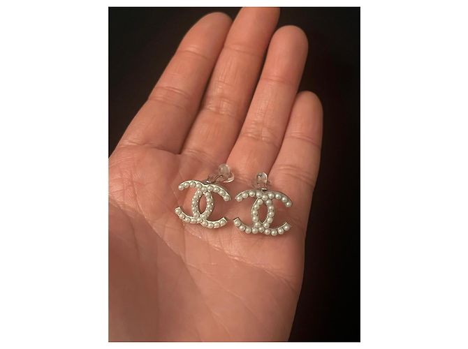 Chanel CC Perlenohrringe Silber Weiß - Ansicht 8