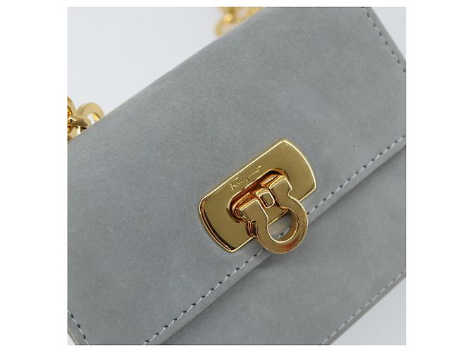 Pochette a spalla con catena Gancini in suede grigio e oro Auth 163100V di Salvatore Ferragamo - vista 18