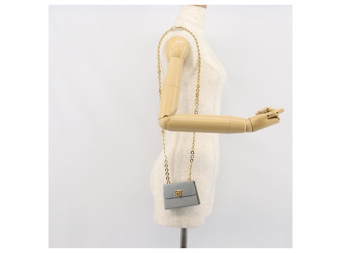 Pochette a spalla con catena Gancini in suede grigio e oro Auth 163100V di Salvatore Ferragamo - vista 22