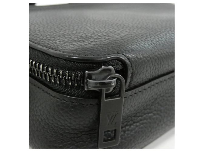 Borsa a Spalla Louis Vuitton LV Aerogram Alpha Wearable Wallet Nero - vista 3