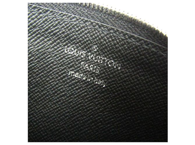 Tarjetero de monedas Taiga Louis Vuitton M30271 Negro Monograma - vista 8