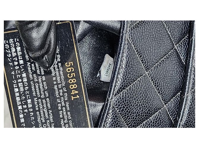 Chanel Handtasche aus Kaviarleder mit Medaillon Schwarz - Ansicht 13