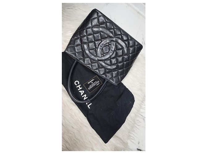 Chanel Handtasche aus Kaviarleder mit Medaillon Schwarz - Ansicht 14