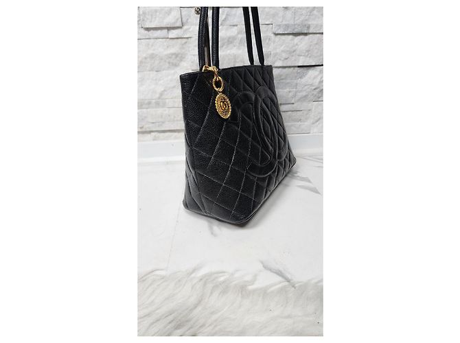 Chanel Handtasche aus Kaviarleder mit Medaillon Schwarz - Ansicht 2