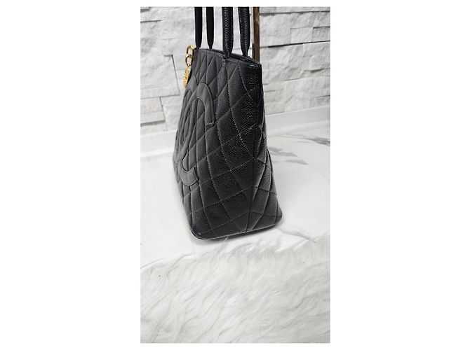 Chanel Handtasche aus Kaviarleder mit Medaillon Schwarz - Ansicht 3