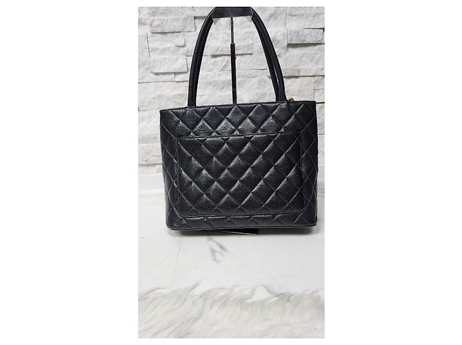 Chanel Handtasche aus Kaviarleder mit Medaillon Schwarz - Ansicht 4