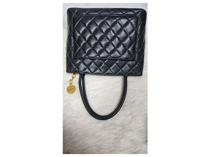 Chanel Handtasche aus Kaviarleder mit Medaillon Schwarz - Ansicht 5