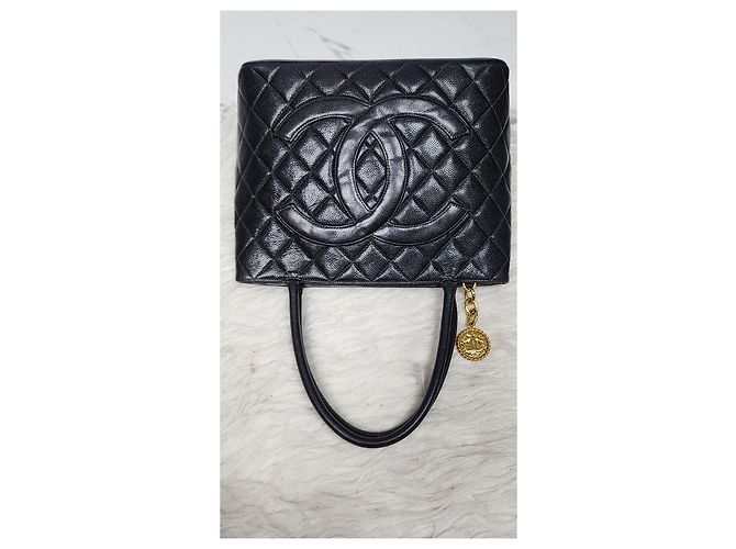 Chanel Handtasche aus Kaviarleder mit Medaillon Schwarz - Ansicht 6