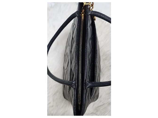 Chanel Handtasche aus Kaviarleder mit Medaillon Schwarz - Ansicht 7