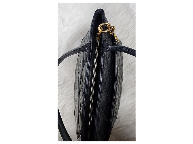 Chanel Handtasche aus Kaviarleder mit Medaillon Schwarz - Ansicht 8