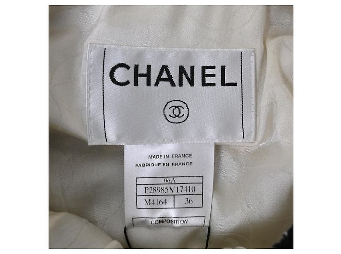 Timeless Chanel Button-Down Tweed Blazer with Pockets in White and Black Polyamide - view 4