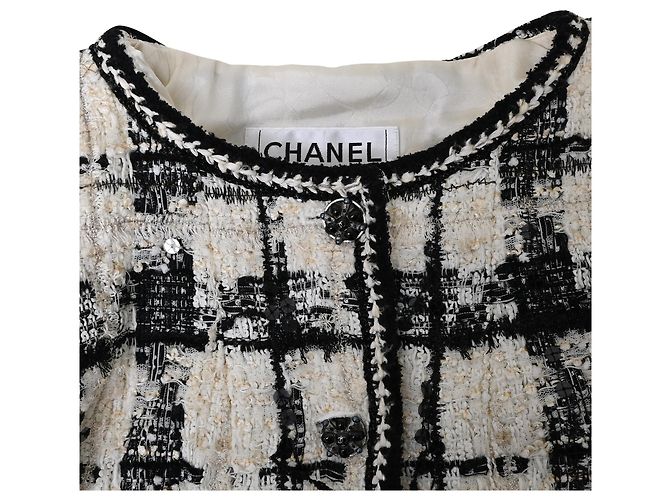 Timeless Chanel Button-Down Tweed Blazer with Pockets in White and Black Polyamide - view 5