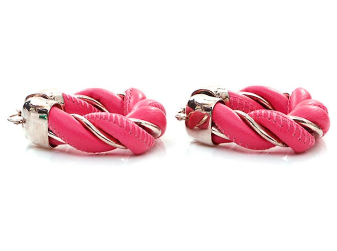 Brincos de argola prateada e couro rosa da Bottega Veneta - vista 3