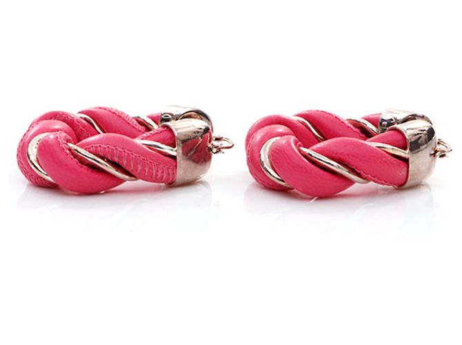 Brincos de argola prateada e couro rosa da Bottega Veneta - vista 4