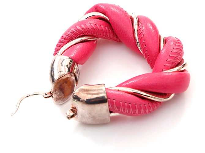 Brincos de argola prateada e couro rosa da Bottega Veneta - vista 6