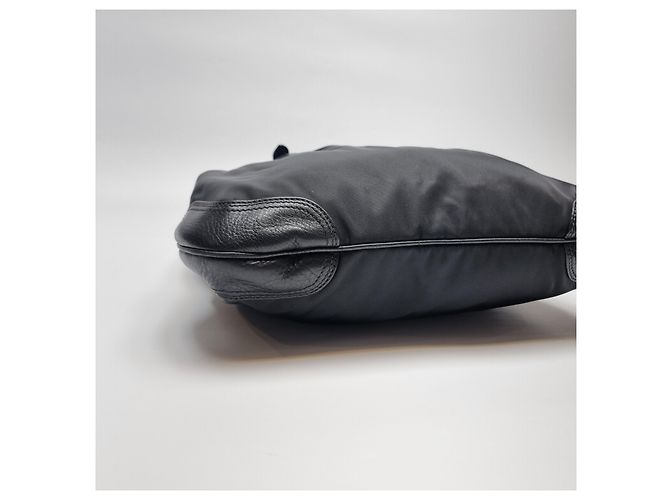Prada Schwarze Nylon-Tote (Rinderlederbesatz) - Ansicht 18