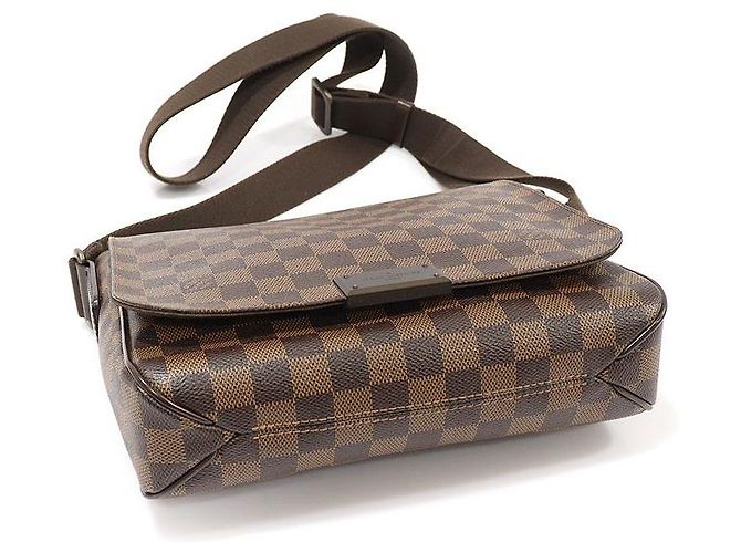 Louis Vuitton Damier Ebène Canvas District PM Crossbody Bag Marron - vue 6