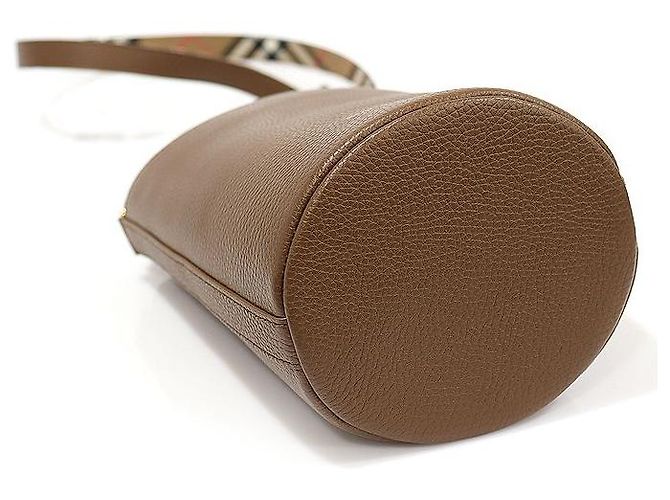 Burberry Piccolo secchiello in pelle di vitello grana marrone terra - vista 5