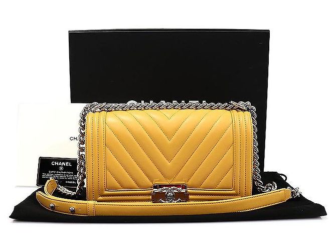Chanel Sac à bandoulière Old Boy moyen en cuir de veau jaune à chevrons et finition argentée - vue 2