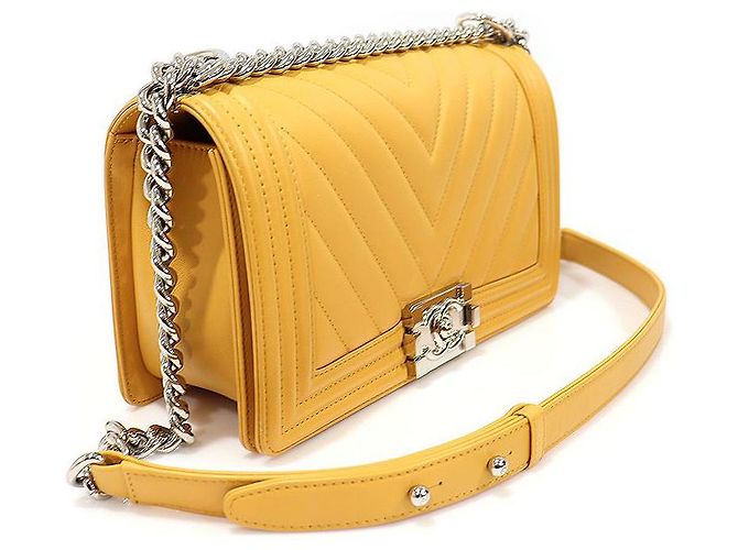 Chanel Sac à bandoulière Old Boy moyen en cuir de veau jaune à chevrons et finition argentée - vue 3