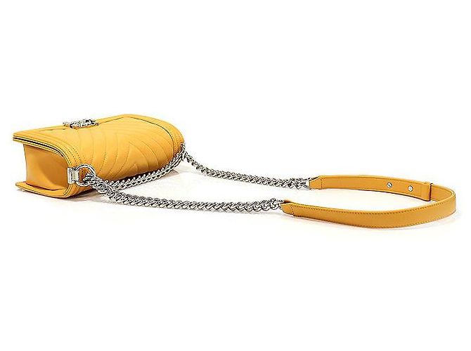 Chanel Sac à bandoulière Old Boy moyen en cuir de veau jaune à chevrons et finition argentée - vue 4