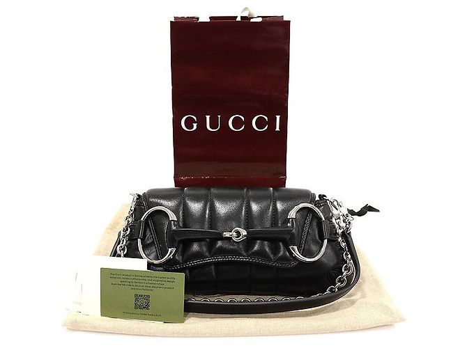 Gucci Kleine schwarze, gesteppte Nappa-Leder-Handtasche mit silberner Pferdebit-Kette - Ansicht 2