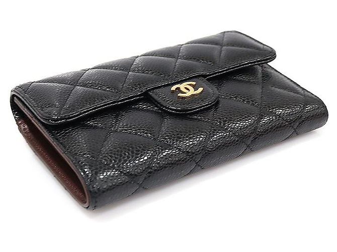Chanel Serie di Portafoglio Classico con Patta in Caviar Nero e Logo CC Oro - vista 4