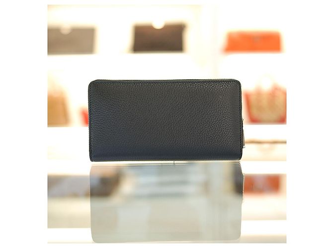 Gucci Langer Geldbeutel aus schwarzem Leder mit silbernem Logo - Ansicht 4