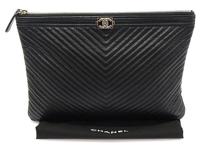 Boy Chanel Clutch New Medium Chevron in Agnello Nero con Dettagli in Oro - vista 2